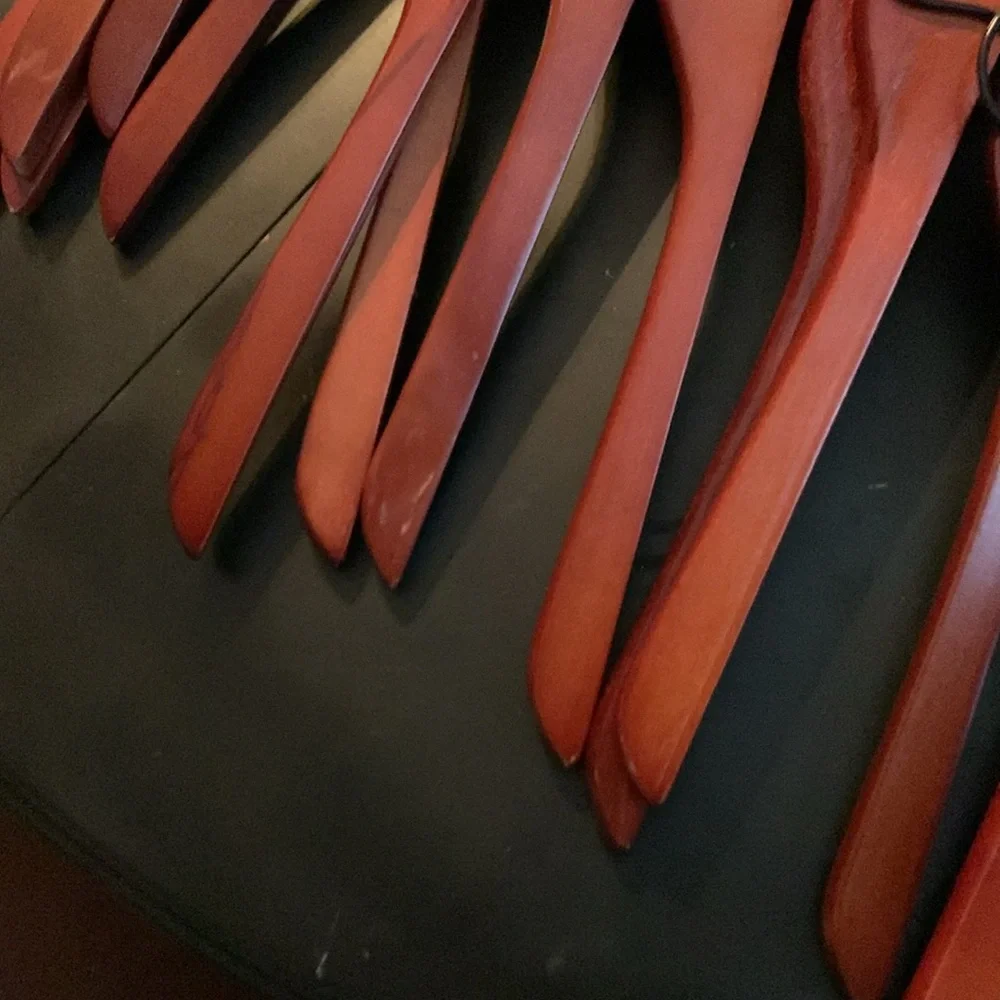 Set of 16 wooden hangers - Picture 2 of 4